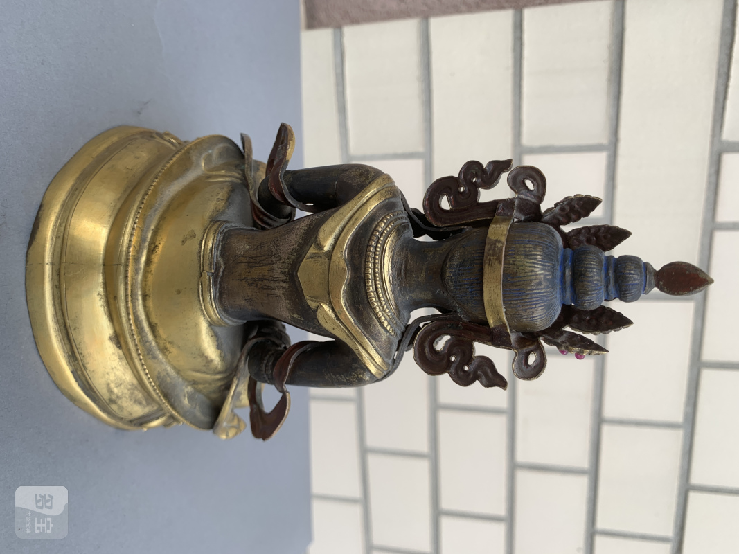 A part-gilt copper repoussé figure of Amitayus with glass and stone inlays - 图8